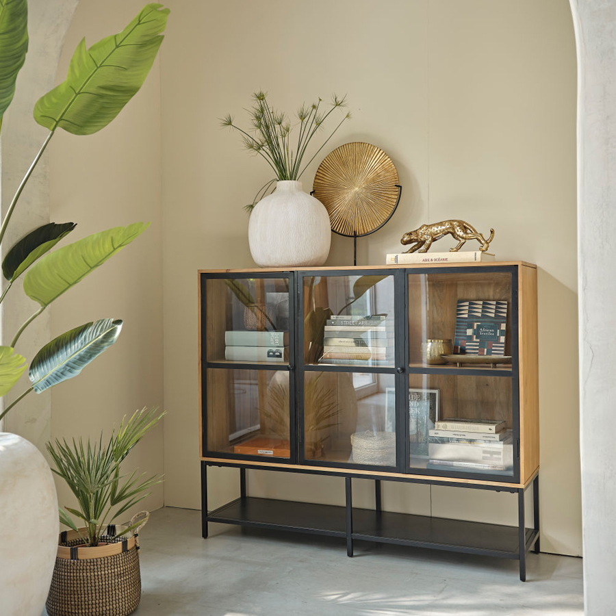 Vitrine Wayampi intégrée dans un intérieur au style contemporain, avec des objets décoratifs élégants à Dakar, Sénégal.