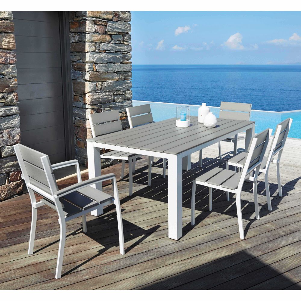Table de jardin Escale installée sur une terrasse avec vue sur la mer, Dakar, Sénégal.