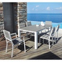 Table de jardin Escale installée sur une terrasse avec vue sur la mer, Dakar, Sénégal.