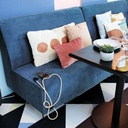 Banquette Lyanna connectée dans un décor avec coussins colorés et table à Dakar, Sénégal.