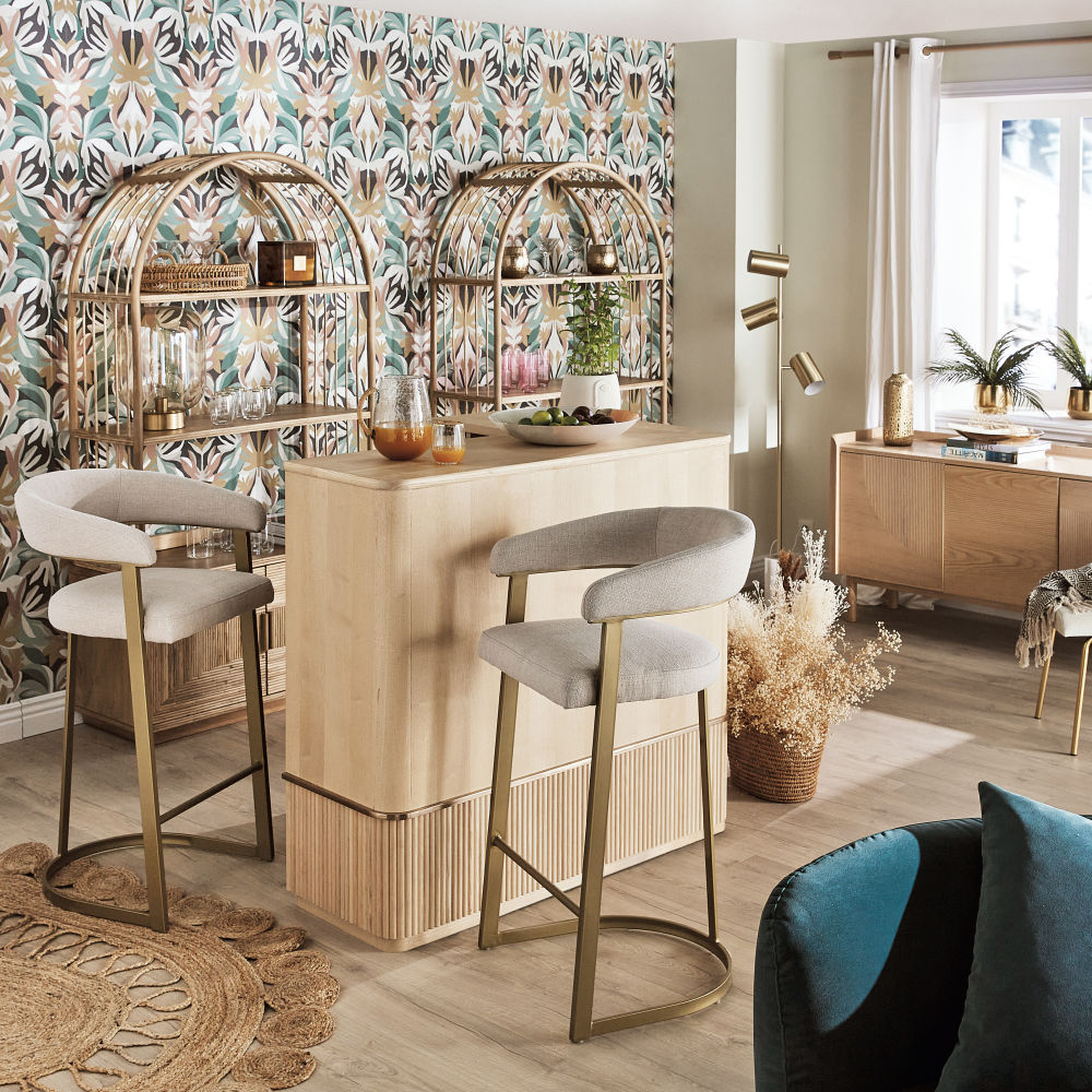 Mobilier design Warren, chaise de bar élégante en métal doré et revêtement beige, vue à Dakar, Sénégal