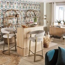 Mobilier design Warren, chaise de bar élégante en métal doré et revêtement beige, vue à Dakar, Sénégal