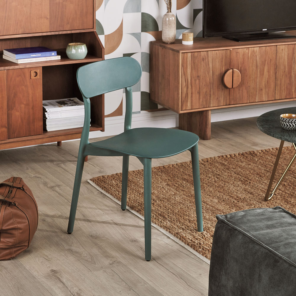 Mobilier design Eve, chaise légère en plastique vert foncé, vue à Dakar, Sénégal