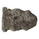 Tapis en peau de mouton beige, forme naturelle et texture douce - Dakar, Sénégal.