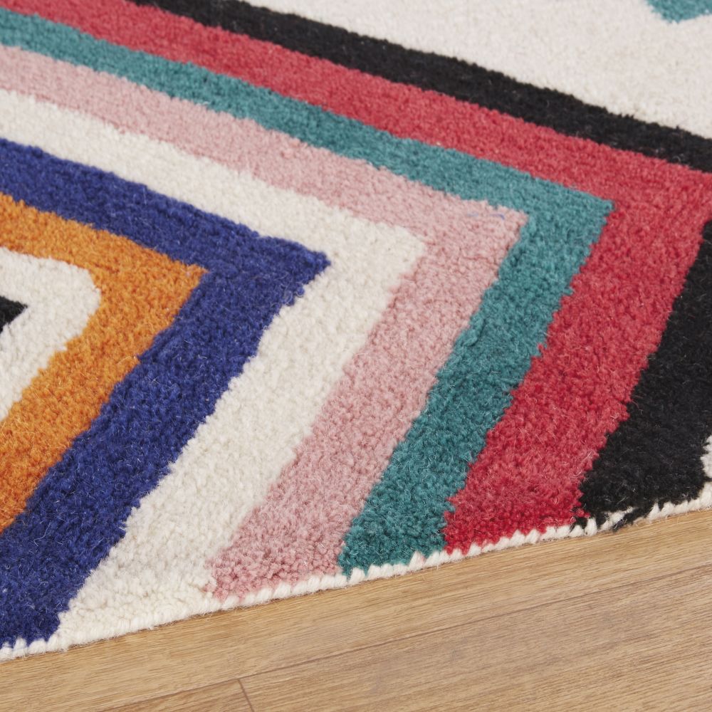 Tapis style berbère NALI tufté en laine avec motifs colorés rose, bleu, écru et orange pour salon à Dakar, Sénégal