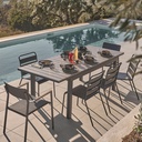 Confort et durabilité - Table de jardin design avec finition imitation bois pour espaces outdoor à Dakar
