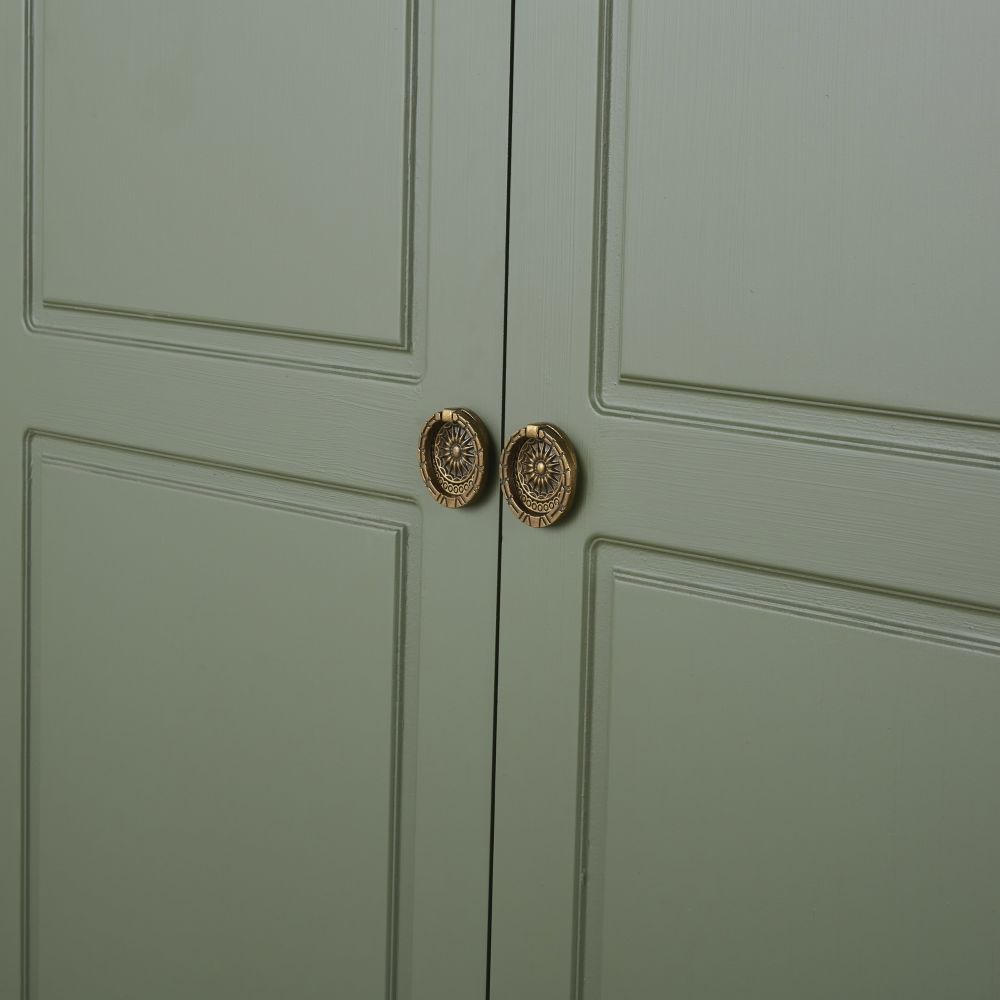 Mobilier design - Armoire robuste avec finition naturelle pour chambre ou salon moderne au Sénégal