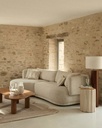 Mis en situation de la méridienne gauche Modjo 3/4 beige sable, confortable et élégante, idéale pour votre salon moderne. Casanova Dakar, Sénégal.