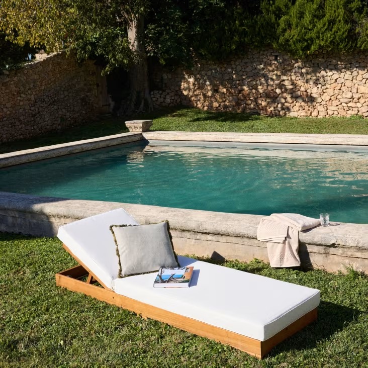 Bain de soleil Tossa à roulettes en bois d'acacia massif et coussins écrus en polyester recyclé