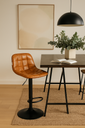 Chaise de bar Deva en cuir camel et métal coloris noir