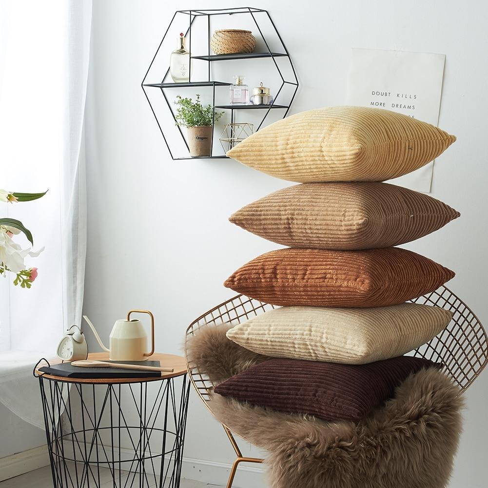 Coussin Mireille en velours cotelé terracotta
