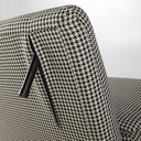 Banquette éclairée Nio avec motif spied-de-poule avec couchage intégré. Dakar, Sénègal