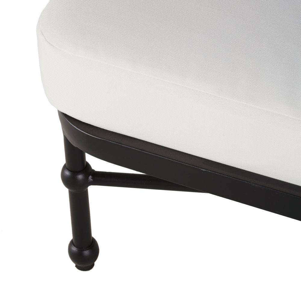 Bain de soleil Marignane en acier noir et matelas en polyester recyclé blanc cassé