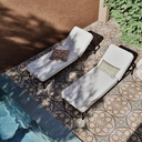 Bain de soleil Marignane en acier noir et matelas en polyester recyclé blanc cassé