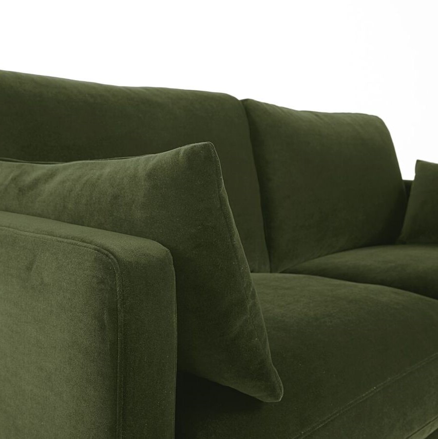 Détail du revêtement velours vert et des coussins moelleux du canapé Julian, Dakar, Sénégal.