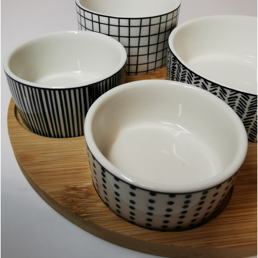 ETHNIQUE - Service apéritif plateau rond en bois et 4 ramequins blanc noir