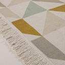 Gros plan sur le tapis Gaston en coton avec motifs graphiques multicolores, détails franges - Dakar, Sénégal.