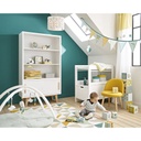 Chambre d'enfant décorée avec tapis Gaston en coton aux motifs graphiques multicolores, mobilier blanc et ambiance colorée - Dakar, Sénégal.