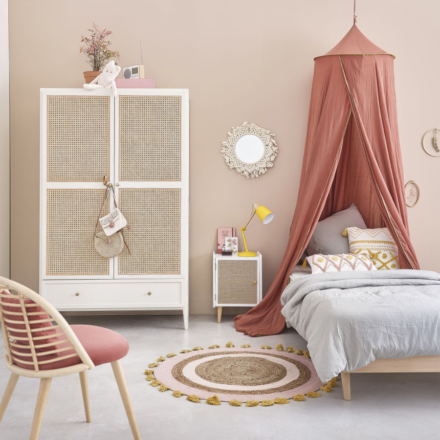 Ciel de lit bébé terracotta avec liseré doré, décoration chic et douce, disponible à Dakar, Sénégal