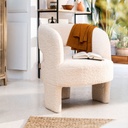 Fauteuil en bouclettes blanches dans un espace intérieur cosy avec lumière naturelle. Dakar, Sénégal