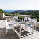 Table et fauteuils de jardin Portofino en aluminium blanc sur une terrasse avec vue sur la mer à Dakar, Sénégal.