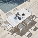 Table de jardin extensible Louka en aluminium blanc mise en situation avec des chaises, Dakar, Sénégal