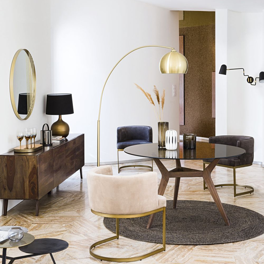 Requiem - Fauteuil en velours taupe, finition moderne avec pieds en acier laiton, parfait pour une décoration sophistiquée, à Dakar, Sénégal
