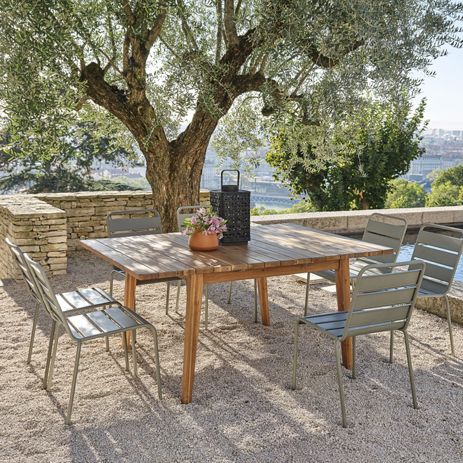 Style naturel moderne - Table GARDА en acacia massif carrée pour une décoration élégante au Sénégal