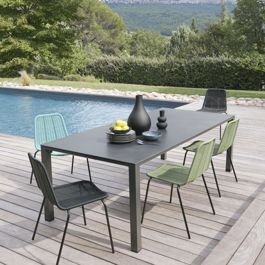 Chaise de jardin Boavista vert kaki, mise en scène extérieure près d'une piscine - Dakar, Sénégal