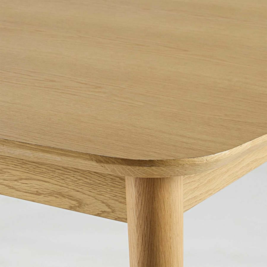 Gros plan sur la finition en bois lisse de la table à manger Bronx, parfait pour une décoration moderne à Dakar, Sénégal.
