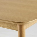 Gros plan sur la finition en bois lisse de la table à manger Bronx, parfait pour une décoration moderne à Dakar, Sénégal.