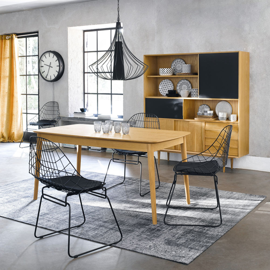Table Bronx extensible intégrée dans une salle à manger contemporaine avec chaises en métal à Dakar, Sénégal.