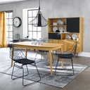 Table Bronx extensible intégrée dans une salle à manger contemporaine avec chaises en métal à Dakar, Sénégal.