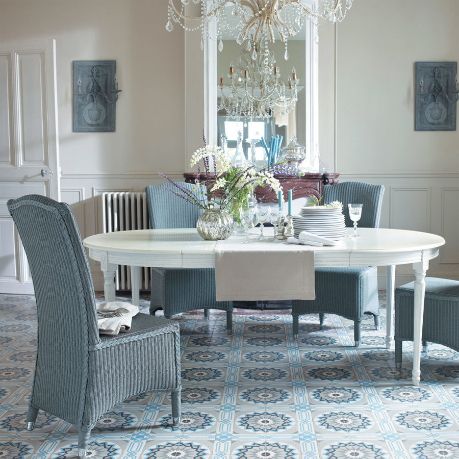 Table à manger en métal coloris laiton pour 6 à 8 personnes - style industriel chic - Dakar, Sénégal