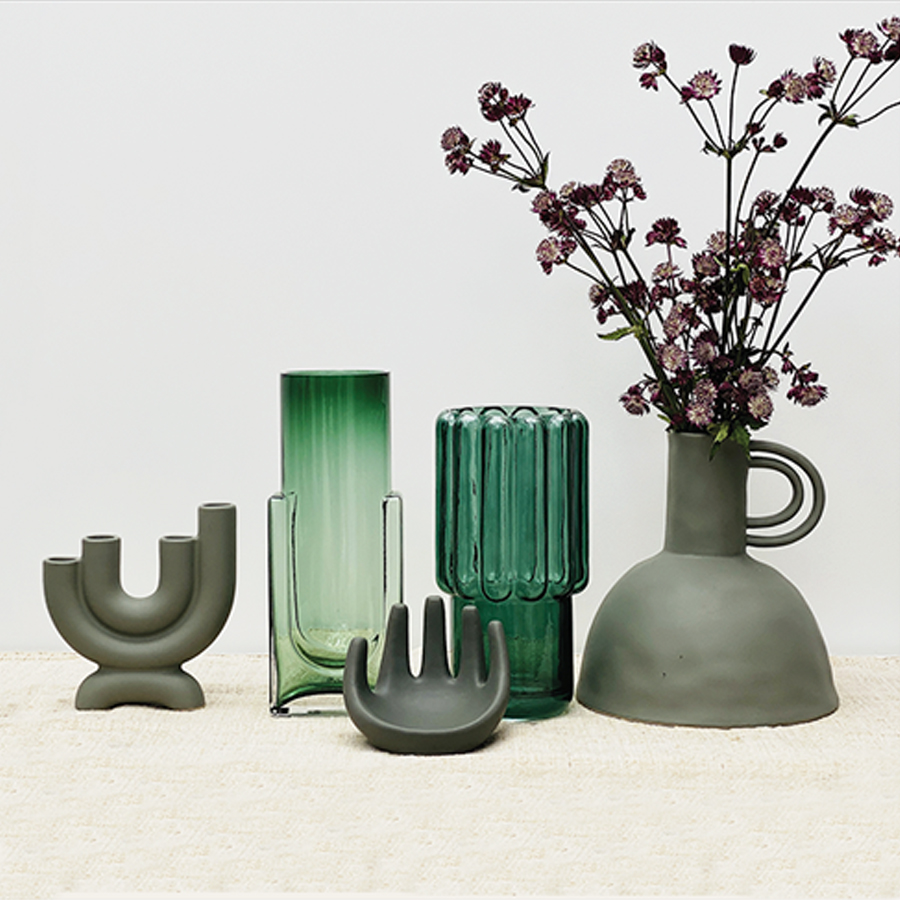 Déco coupelle Ceramic en forme de main, intégrée dans une composition avec des vases en verre vert et gris, pour une ambiance contemporaine - Dakar, Sénégal