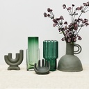 Déco coupelle Ceramic en forme de main, intégrée dans une composition avec des vases en verre vert et gris, pour une ambiance contemporaine - Dakar, Sénégal
