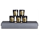 Présentation en pyramide des 5 bougies noires en cire avec étiquette dorée sur coffret noir - Dakar, Sénégal