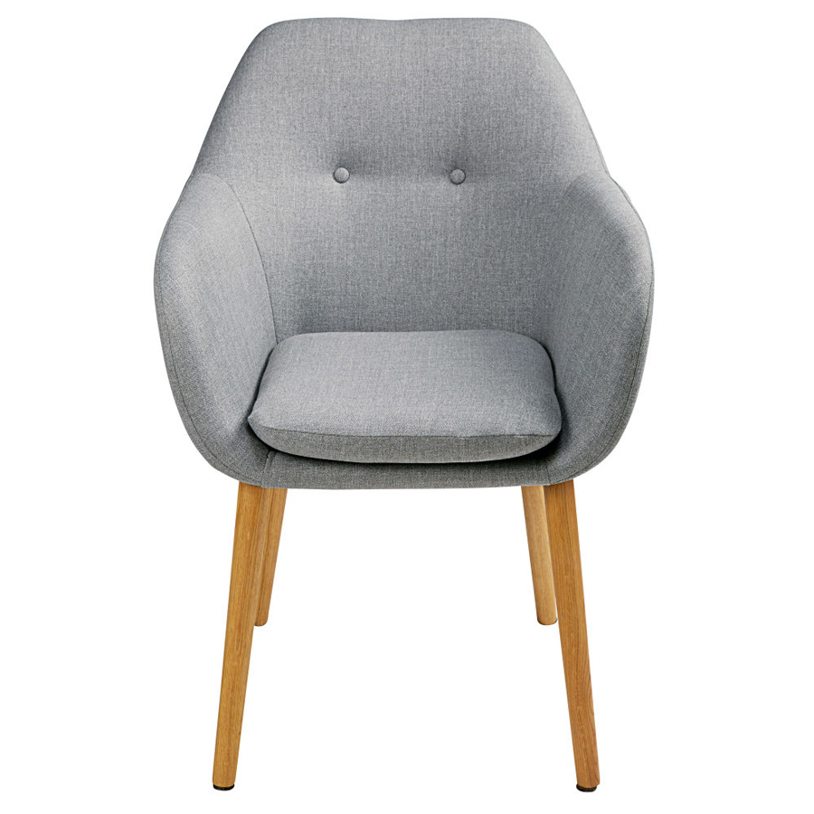 Vue frontale du fauteuil en tissu gris clair avec boutons décoratifs, pieds en bois naturel, design scandinave, Dakar, Sénégal.