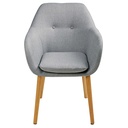 Vue frontale du fauteuil en tissu gris clair avec boutons décoratifs, pieds en bois naturel, design scandinave, Dakar, Sénégal.