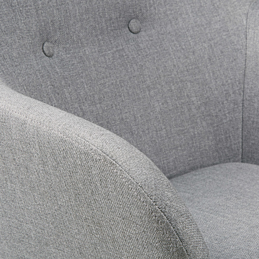 Zoom sur les accoudoirs et le tissu gris clair du fauteuil, mettant en avant les détails du design et la qualité des finitions, Dakar, Sénégal.