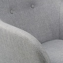 Zoom sur les accoudoirs et le tissu gris clair du fauteuil, mettant en avant les détails du design et la qualité des finitions, Dakar, Sénégal.
