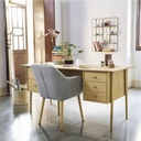 Fauteuil en tissu gris clair dans un bureau en bois, ambiance chaleureuse et élégante pour une décoration moderne, Dakar, Sénégal.
