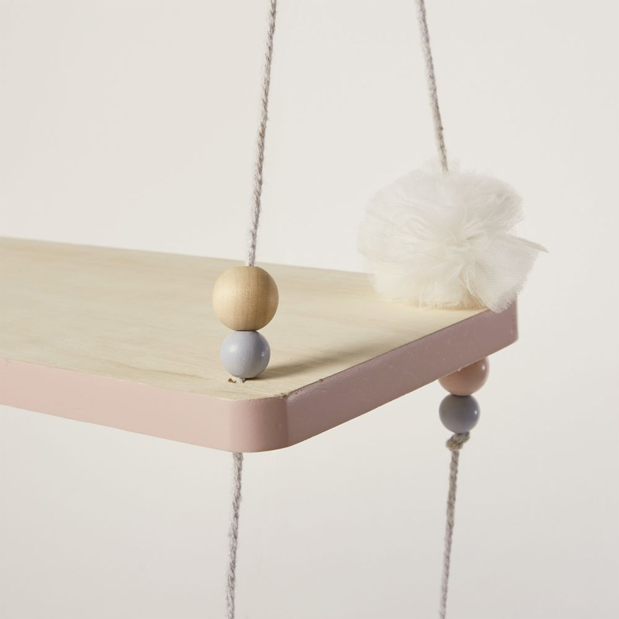 Détail de l'étagère Lila en paulownia et corde avec perles pastel et pompons décoratifs. Disponible à Dakar, Sénégal