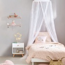 Étagère Lila suspendue dans une chambre d'enfant avec décoration pastel et lit à baldaquin. Disponible à Dakar, Sénégal.