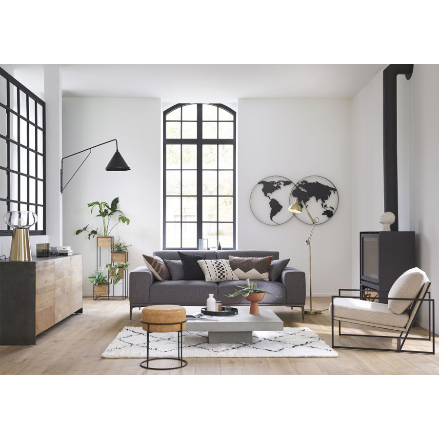 Salon contemporain avec buffet en bois, canapé gris et déco minimaliste, Dakar, Sénégal.