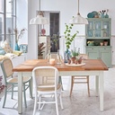 Mise en scène de la chaise Esta en bois de hêtre blanc et rotin autour d'une table rustique - Dakar, Sénégal