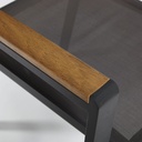 Zoom sur l'accoudoir en bois du fauteuil de jardin Fuji, Dakar, Sénégal