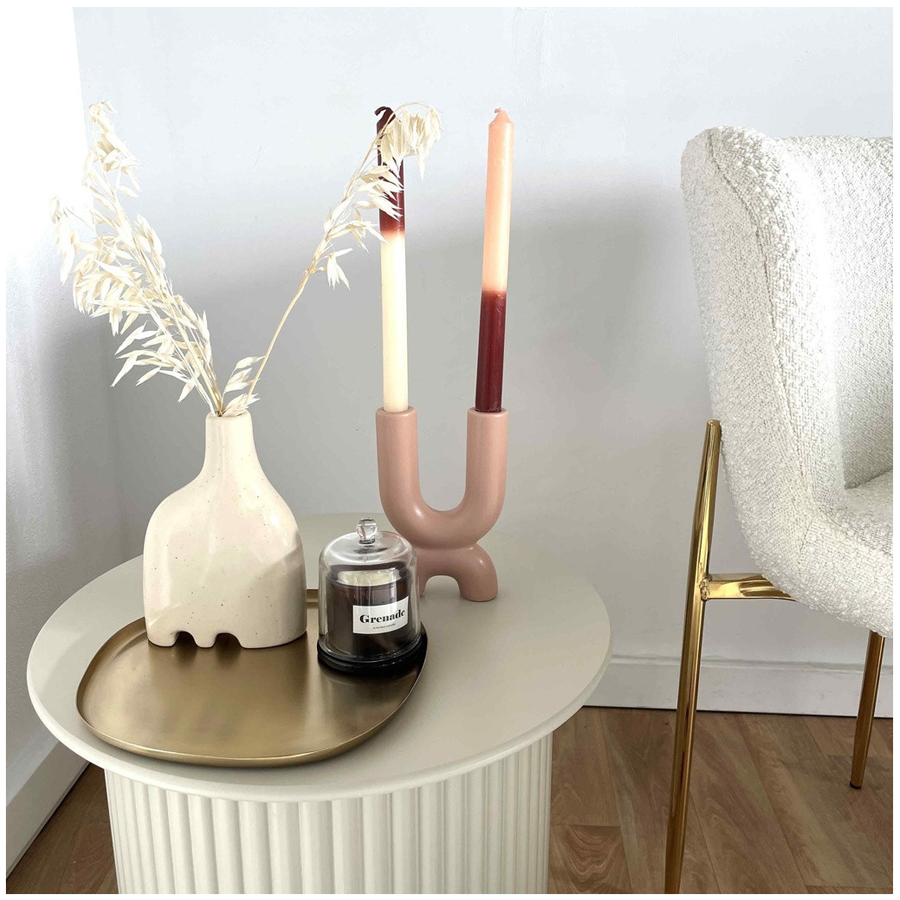Set de 4 bougies longues bicolores nues présentées sur une table avec décoration minimaliste à Dakar, Sénégal.