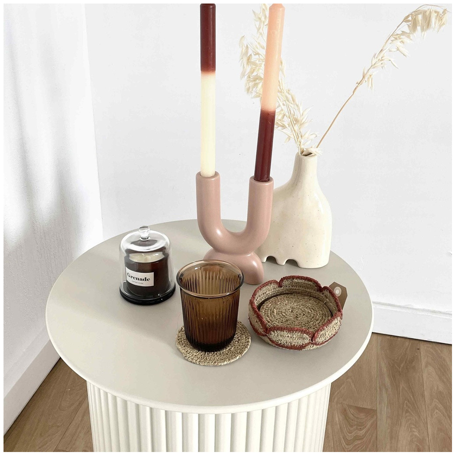 Set de 4 bougies longues bicolores nudes avec un support design et décoration naturelle à Dakar, Sénégal.
