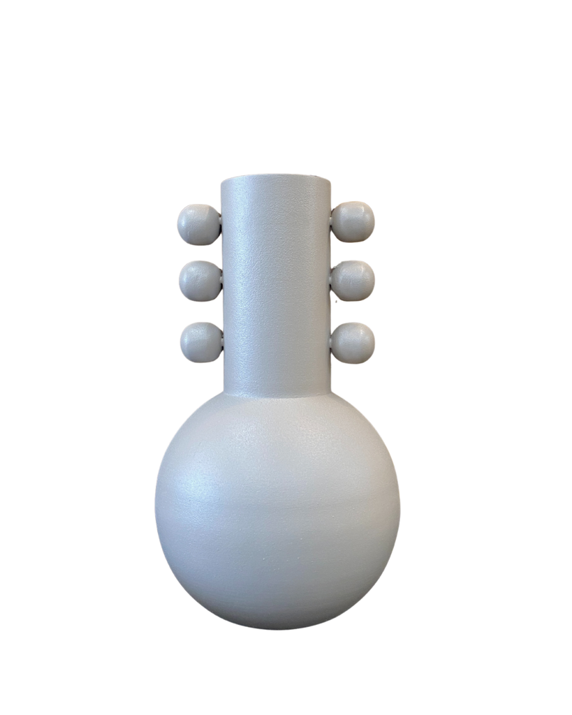 Vase muse en métal blanc cassé